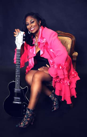 Claudete king e guitarra1