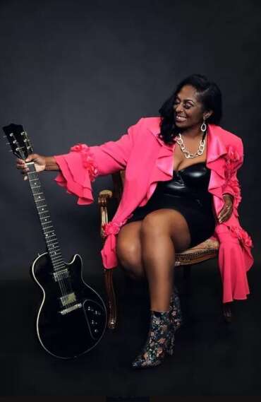 claudette king e guitarra